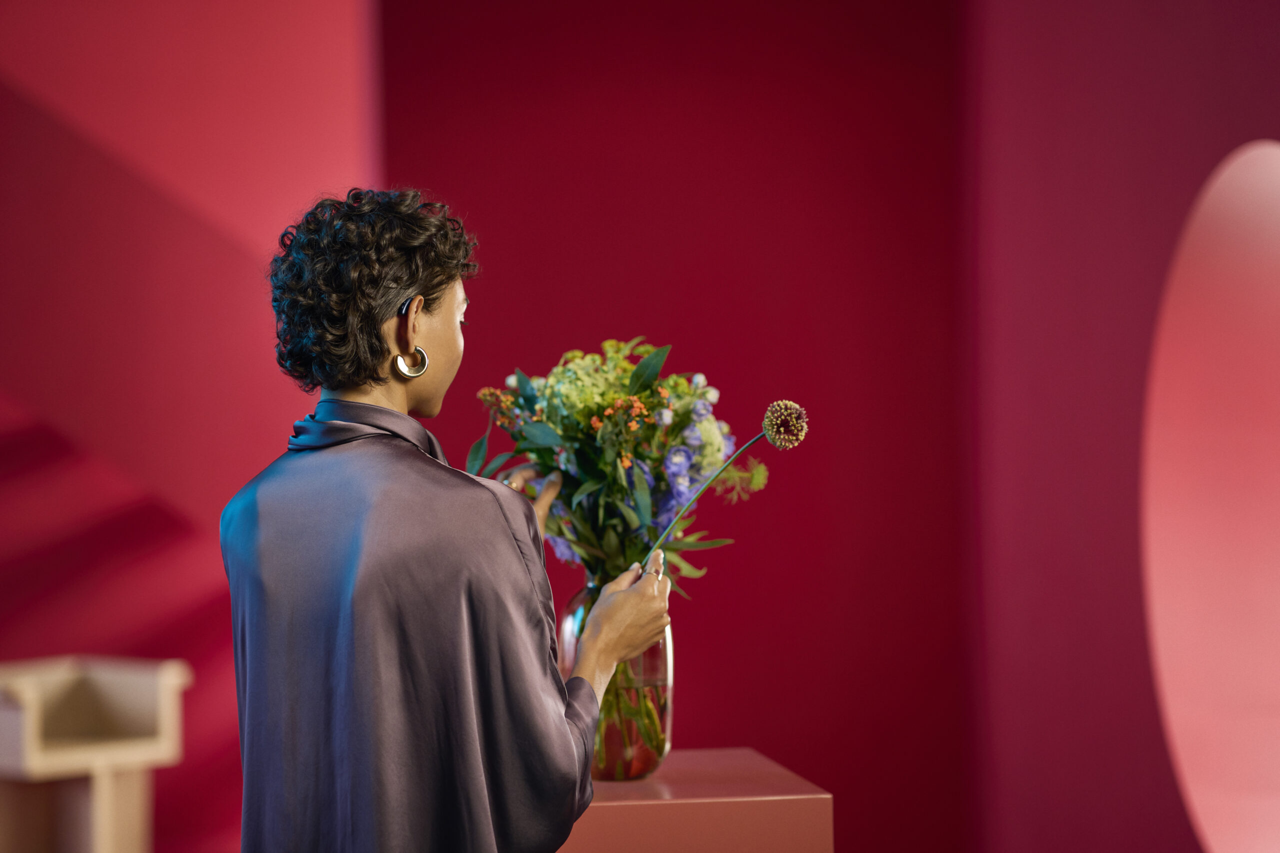 RS_VI_Behind-the-ear-RED_02_3120_HIGH
